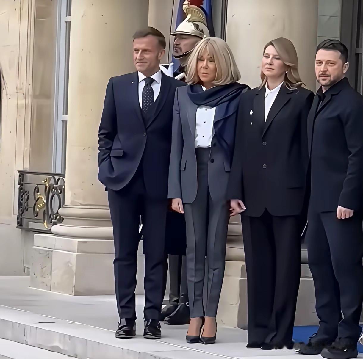 泽连斯基带着夫人到法国出差，马克龙携夫人接待。要说与马克龙比，差距不是一般，那