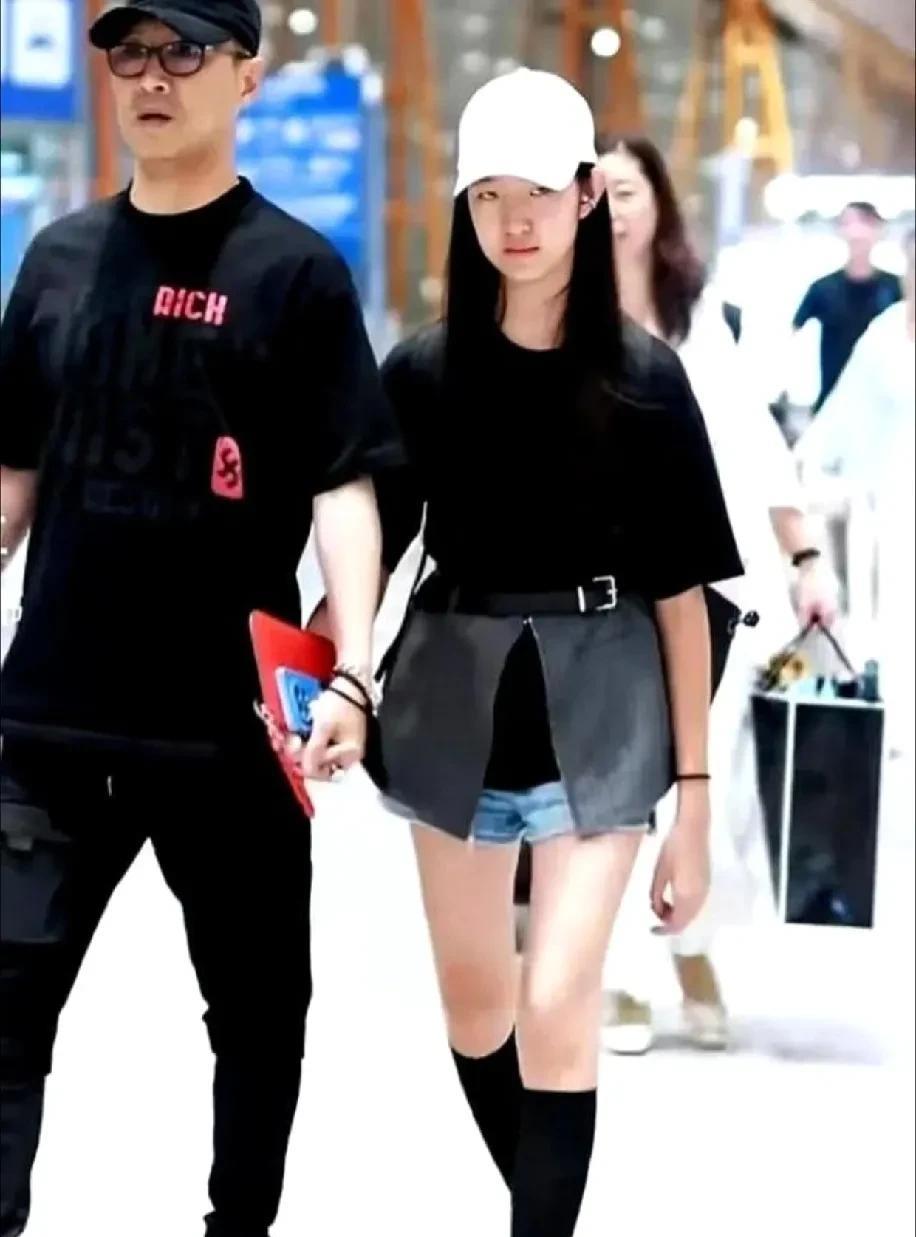一副很不好惹的样子，如果眼神可以刀人的话，汪峰二女儿都表现出非常不开心了，这些人