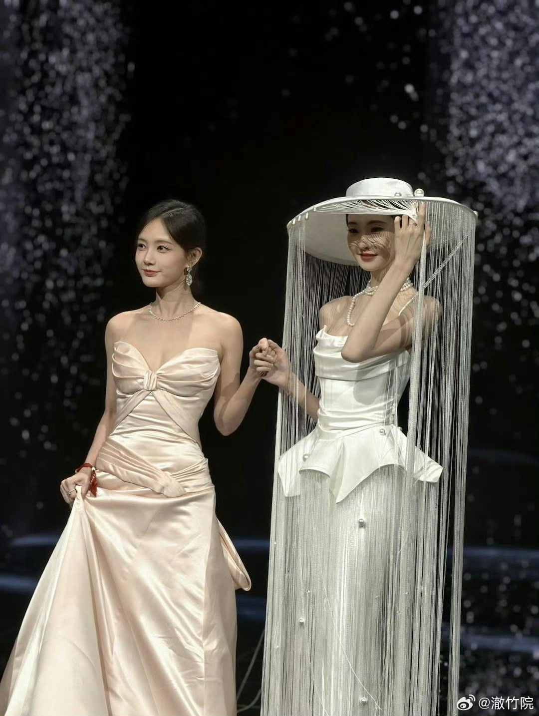 李一桐张艺凡快亲上了李一桐这个笑好像鹅mm