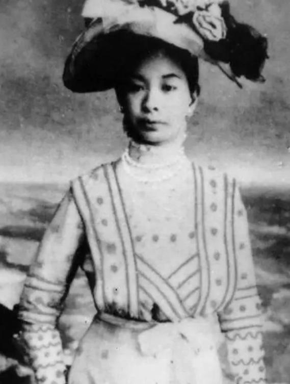 1921年36岁的陆英生完第14个孩子后，油尽灯枯，生命走到了尽头，她把所有保姆