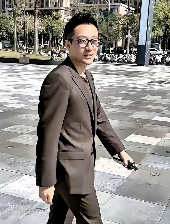 都说汪小菲离不开湾湾可我越想越觉得：他真的没必要两头跑谁不知道汪小菲最近又要