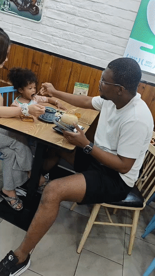 哈哈哈，这是一家三口吗？这女的可真有出息，竟然还嫁给一个外国男人？并且还生了