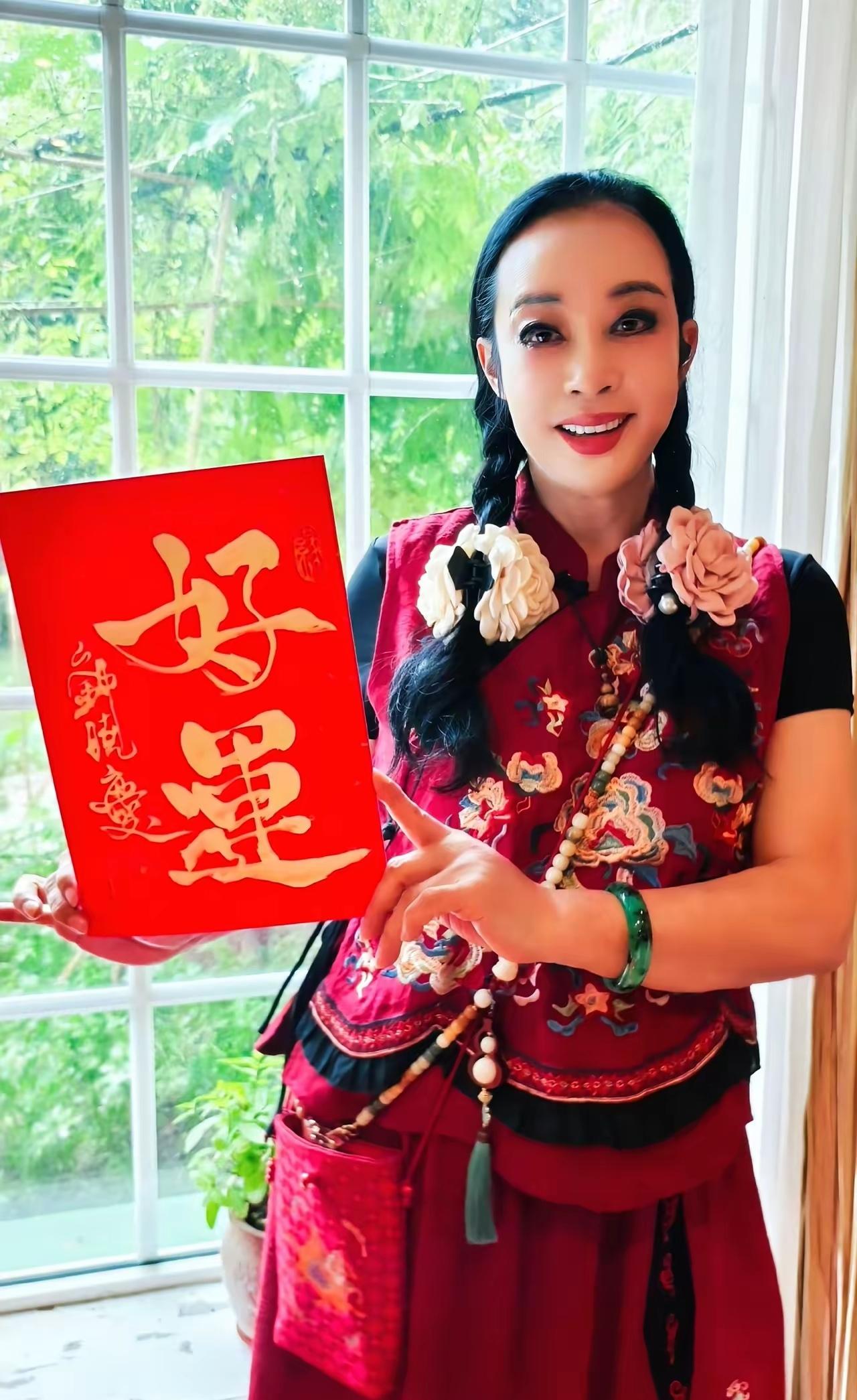 刘晓庆又玩年轻漂亮那一套，这次真被吓到了！刘晓庆是出了名的不服老，就喜欢浓妆艳抹