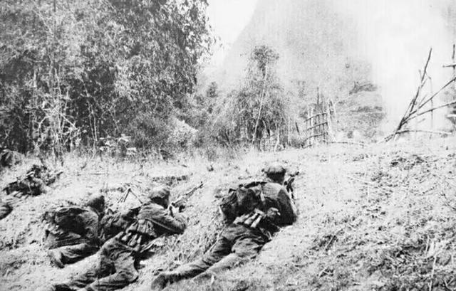 1979年，雷应川身中五弹，七处负伤，却仍跪地战斗。不久，战友们发现他不见了，而