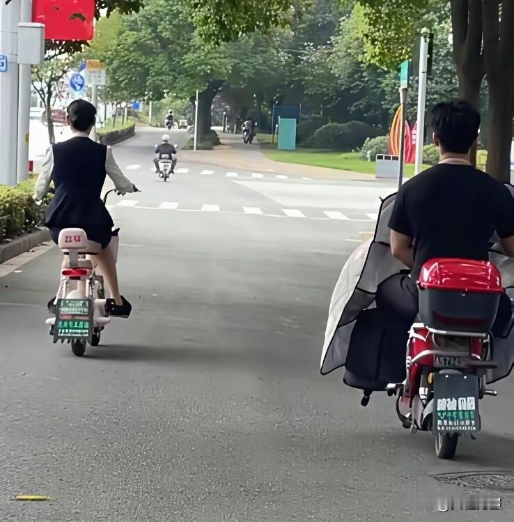 这两辆电动车，哪一辆算机动车