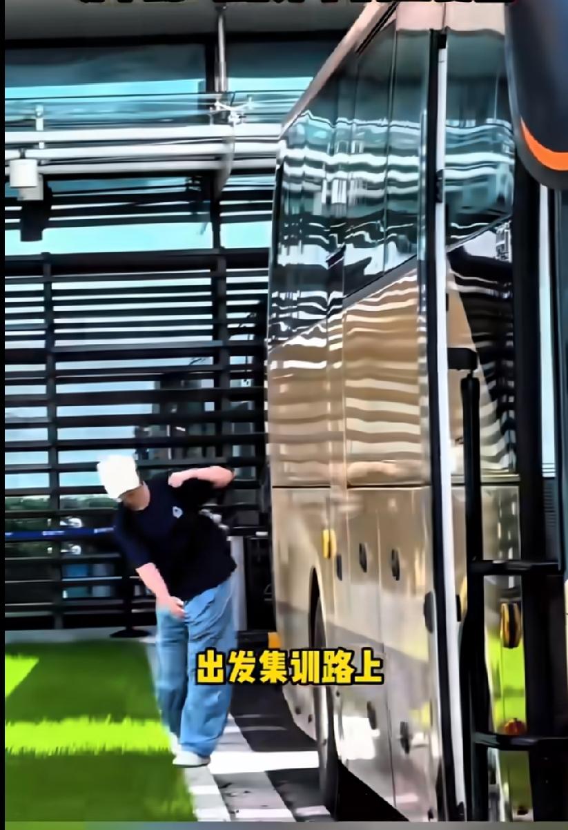 场上大魔王，场下像小朋友🥰上海封训出发路上，被王曼昱这一幕可爱到。