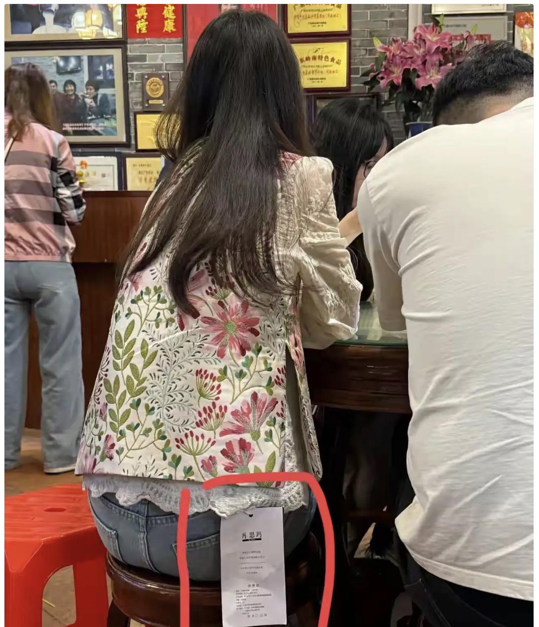 被“穿完就退”的骚操作坑惨了，商家们也开始“整活”了！商家“物理防退货”：吊