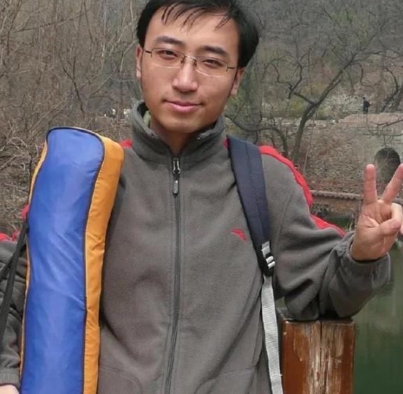 2009年，清华北大双料学霸，在北京找工作的过程中处处碰壁，外企不要他，500强