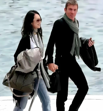 那会儿章子怡的野心，简直是写在脸上的。就这张照片，2009年，加勒比海。太阳