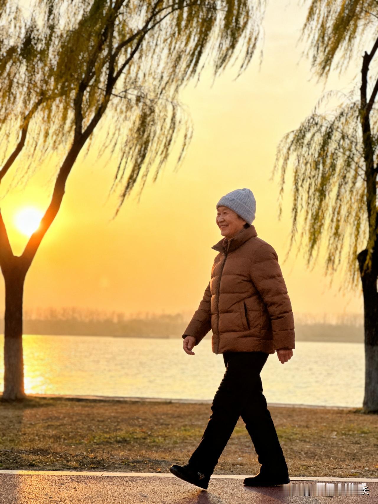 退休后才懂：身体闲下来的日子，为啥心里却空得发慌？原以为退休是终于熬来的解