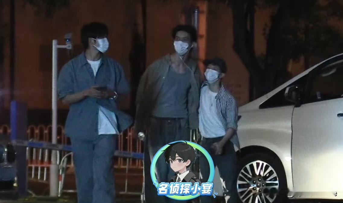 9月1日，再次对郭敬明身高有了实感！郭敬明田嘉瑞深夜玩密室逃脱，身边都是帅哥，