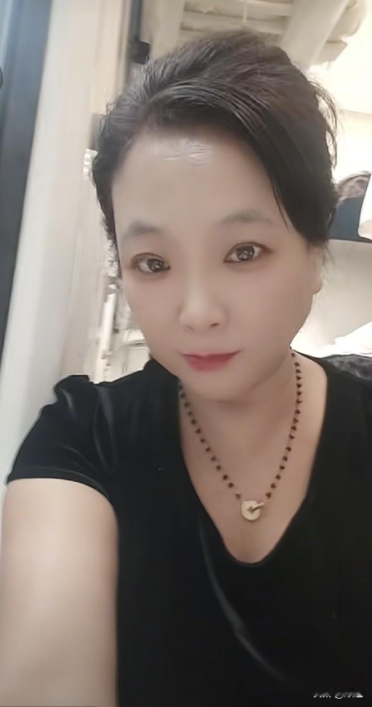 果然是人美心善。一位妈奶级美女坐火车卧铺下铺，她睡前就见一个胖胖的女孩儿在那坐