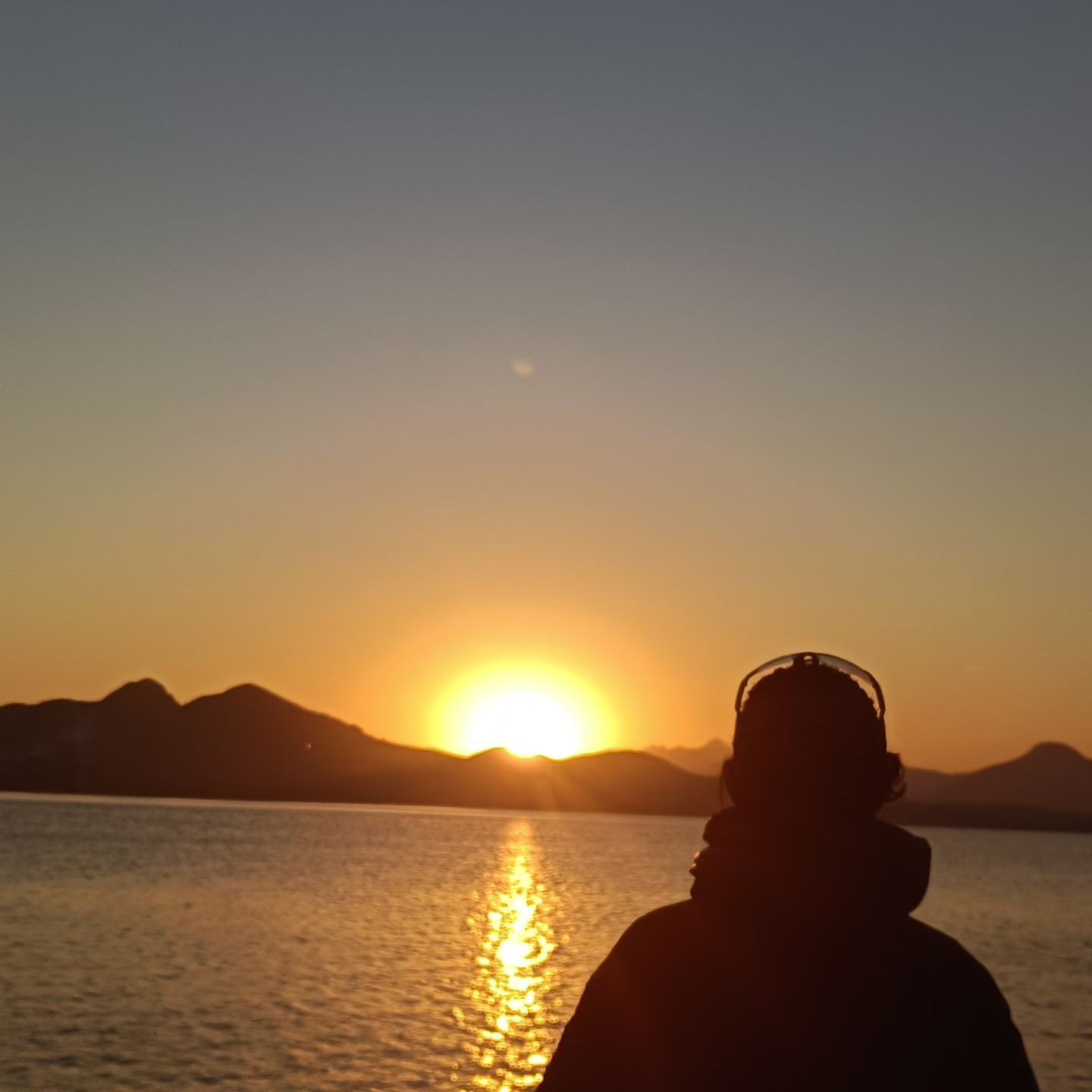 时光跌跌撞撞，季节来来往往，敬生活里的暗淡，也敬人生的灿烂。风雨兼程，不问归途，