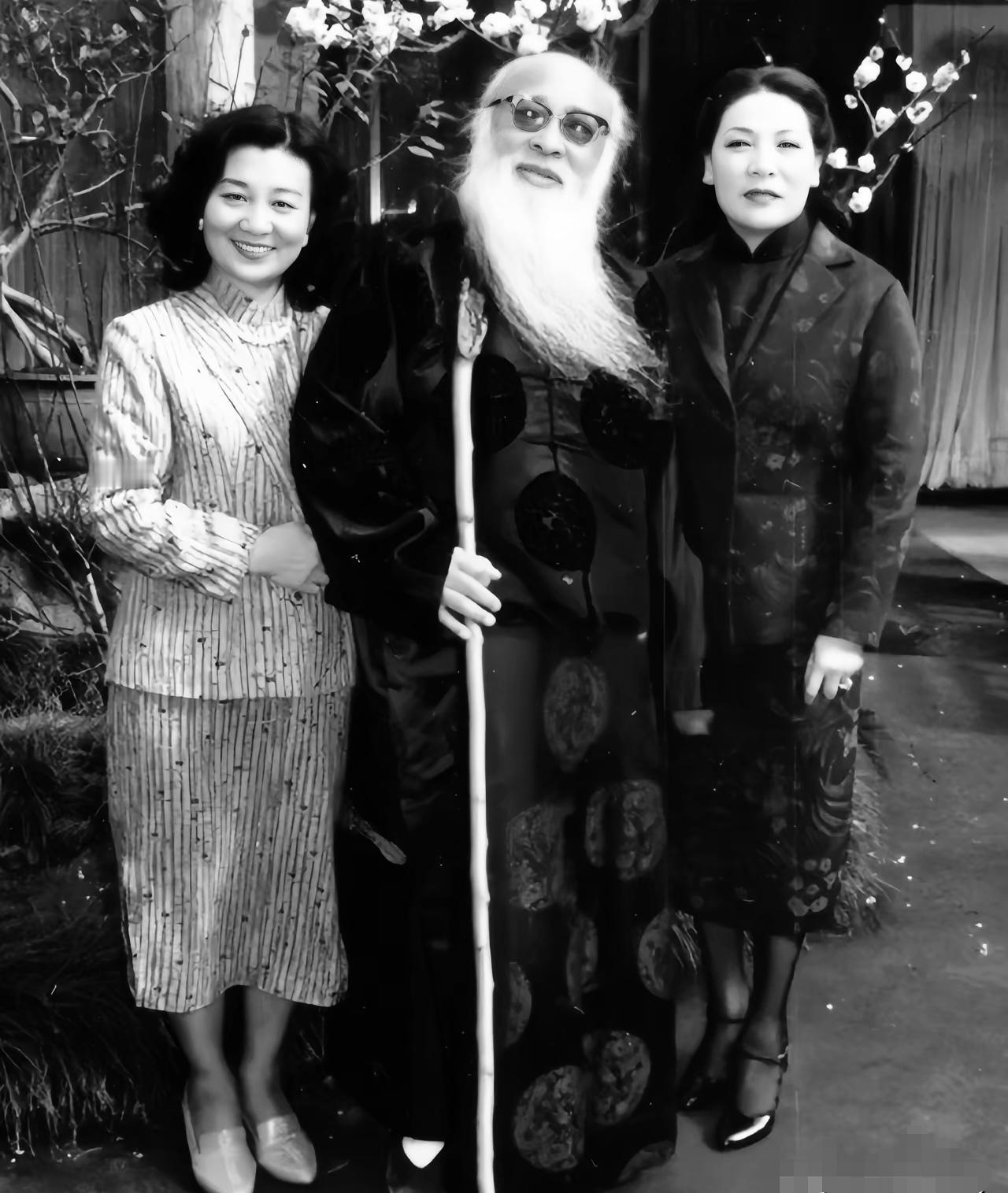 1979年，摩耶精舍，白发苍苍张大千身旁，有身姿婀娜的四姨太徐雯波，还有二哥张善