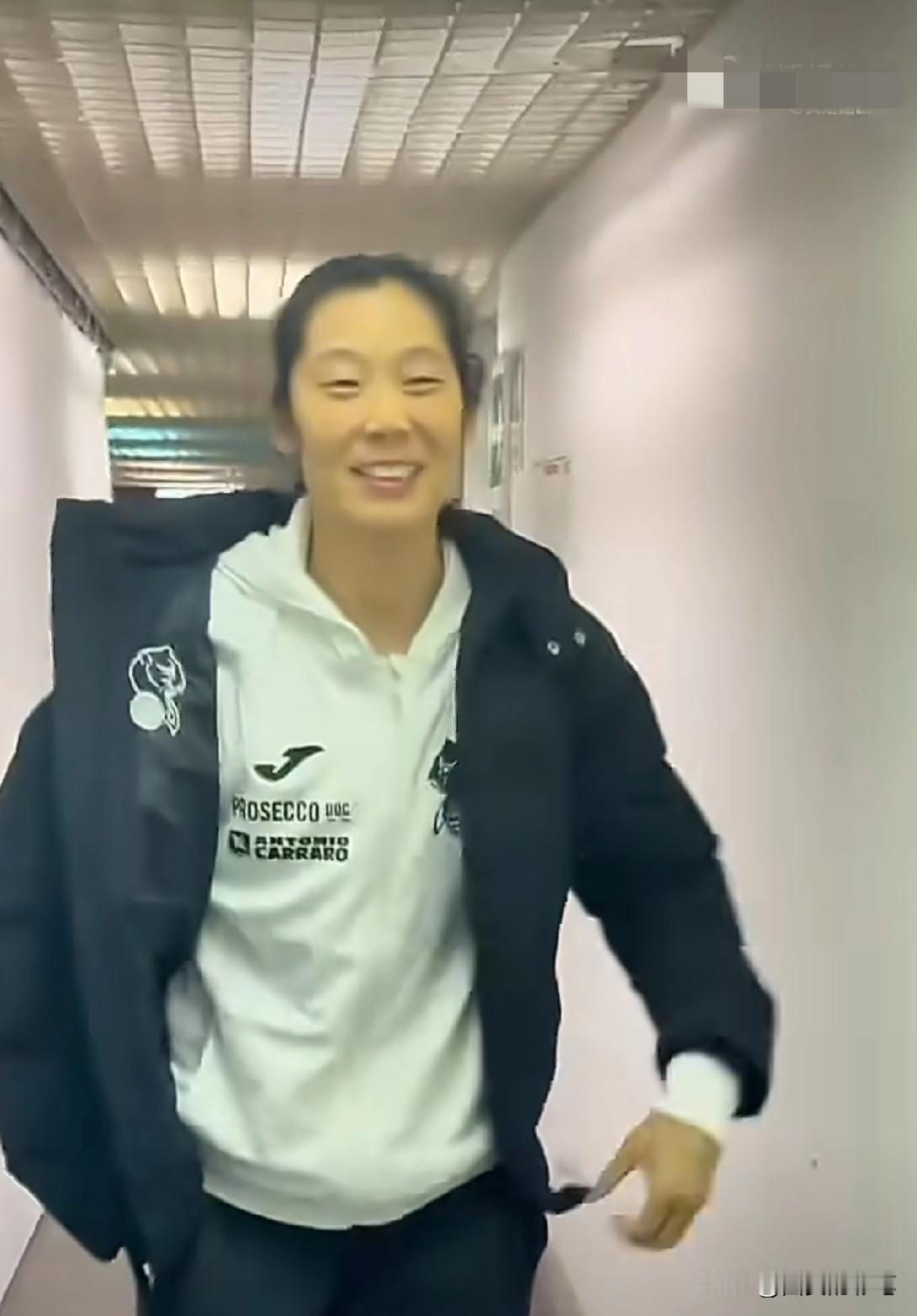 朱婷跑得像风一样[呲牙笑]今晨朱婷做西拉的替补。瞧她那开心样，在球员通道，那蹦蹦