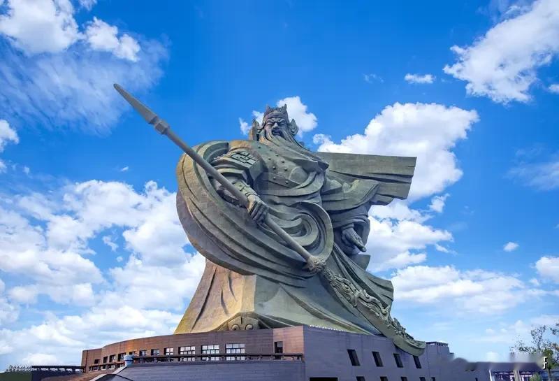 为什么关羽斩华雄这么简单呢？原因很简单，诸侯讨董，在董卓看来是背水一战，所以派