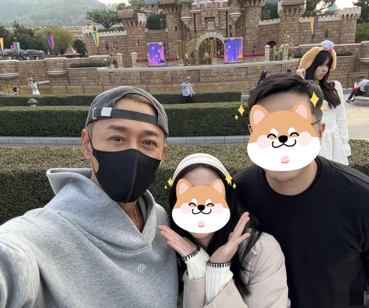 有网友在港迪偶遇陈浩民和林峰，两家人关系很铁！陈浩民还抱着老婆拍照，他老婆个子好