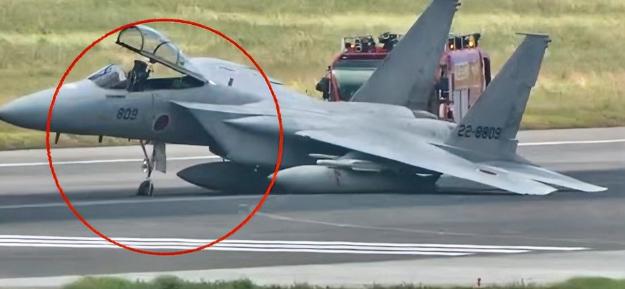 日本战斗机瘫了！8月18日下午1点不到，日本航空自卫队一架F-15J战斗机在