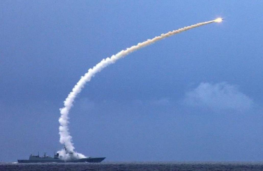 中东打得正热闹，朝鲜最新服役的“崔贤”号新型驱逐舰，突然发射了一枚“海对空战略巡