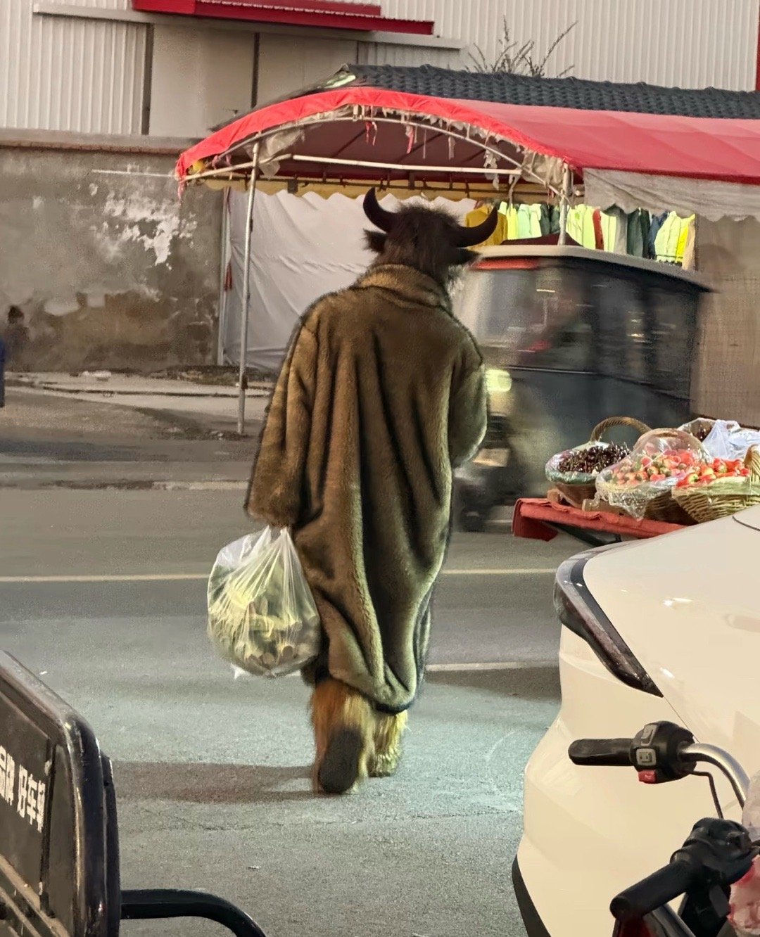 这年头不好过呀，牛魔王都亲自出来买菜了。