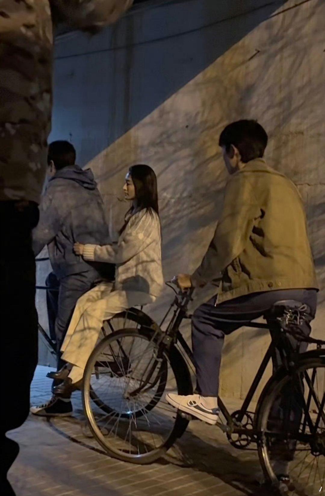 胡歌李沁有年代剧那味了沁姑娘圆梦了，记得她可是老胡的铁粉，有亿点期待新剧