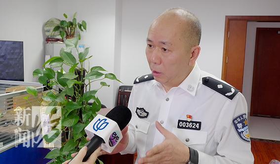 万万没想到！10月13日，上海高架上，一男子好好开着车，前车底下却突然飞出一个黑