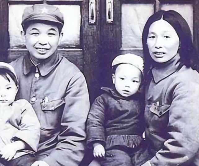 1953年，西康军区司令员刘忠得知家人还幸存人世，携妻子回乡见母亲，看到原配穿