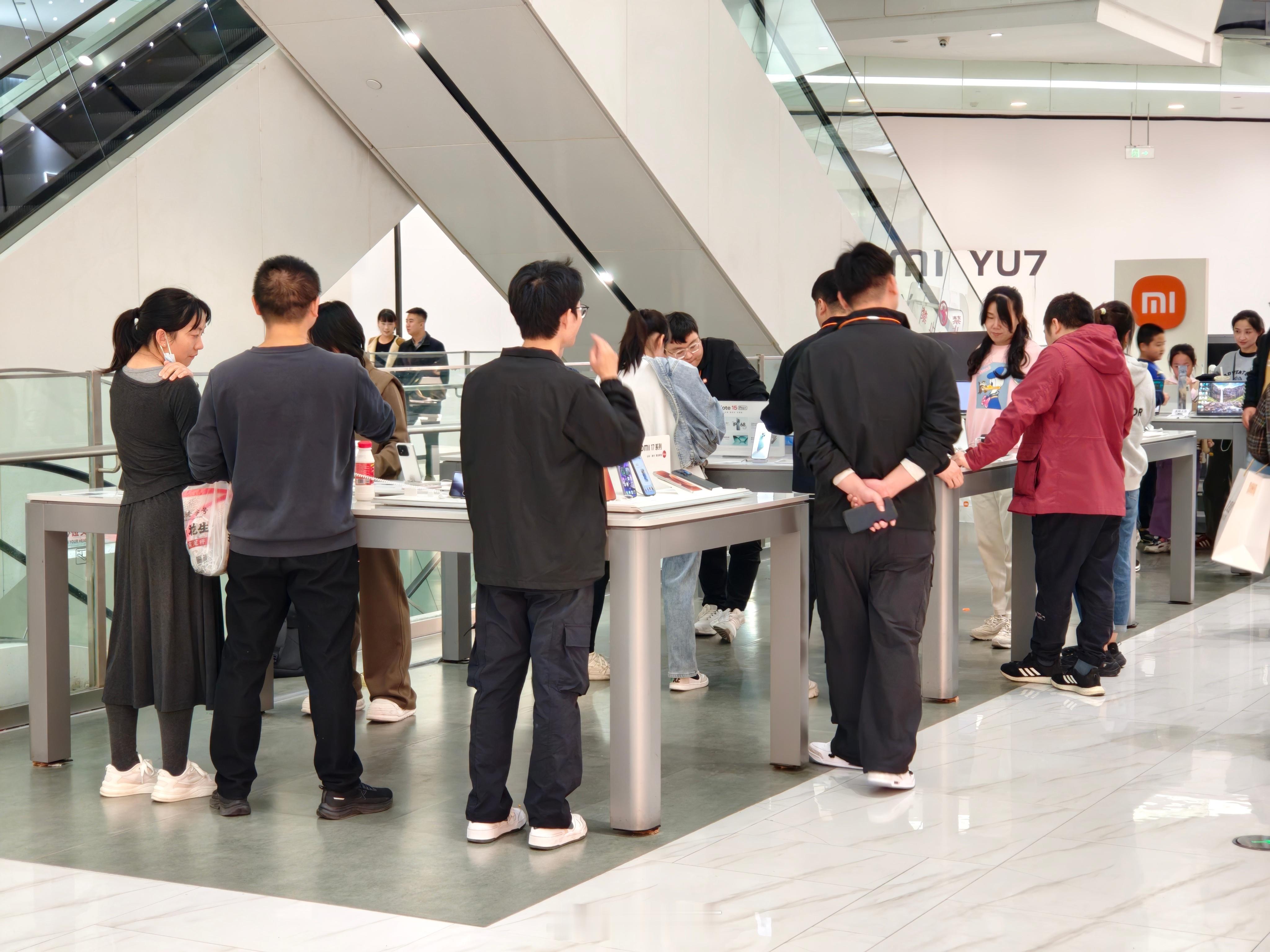 我们这儿永旺的小米之家正在焕新升级！小米汽车即将入驻，所以体验区临时摆在了外面。