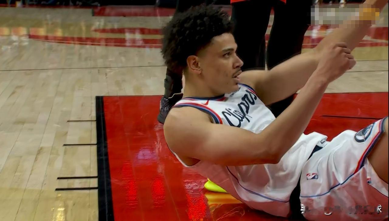 快船队记FarbodEsnaashari盛赞球队双星桑德斯和米勒！在今天快船客