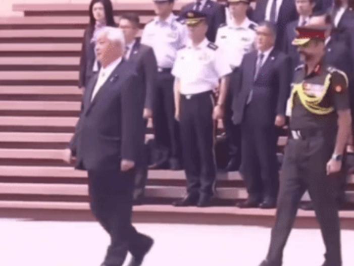憋不住笑！2025年5月5日，日本防务大臣中谷元与印度国防部长辛格，与印度首都新