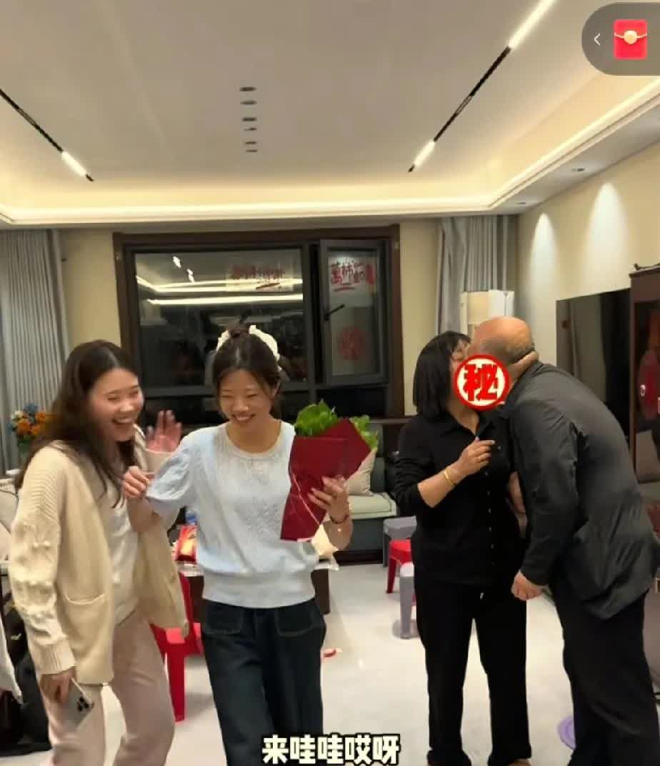 解清帅一家真会整活，硬是把不太善于表达的老爸整活的喜欢在子女面前秀恩爱，孩子们回
