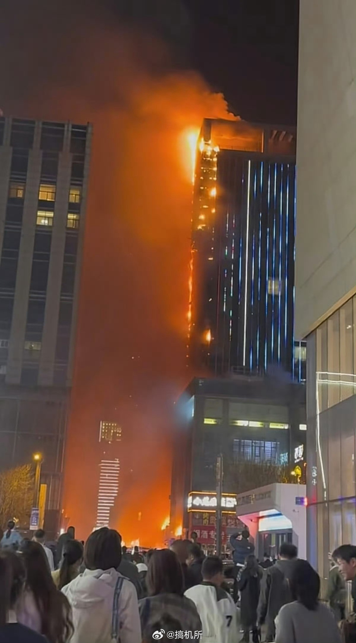 太原火灾近距离目击者直呼好害怕太原火灾这火不是一般的大啊，愿平安！