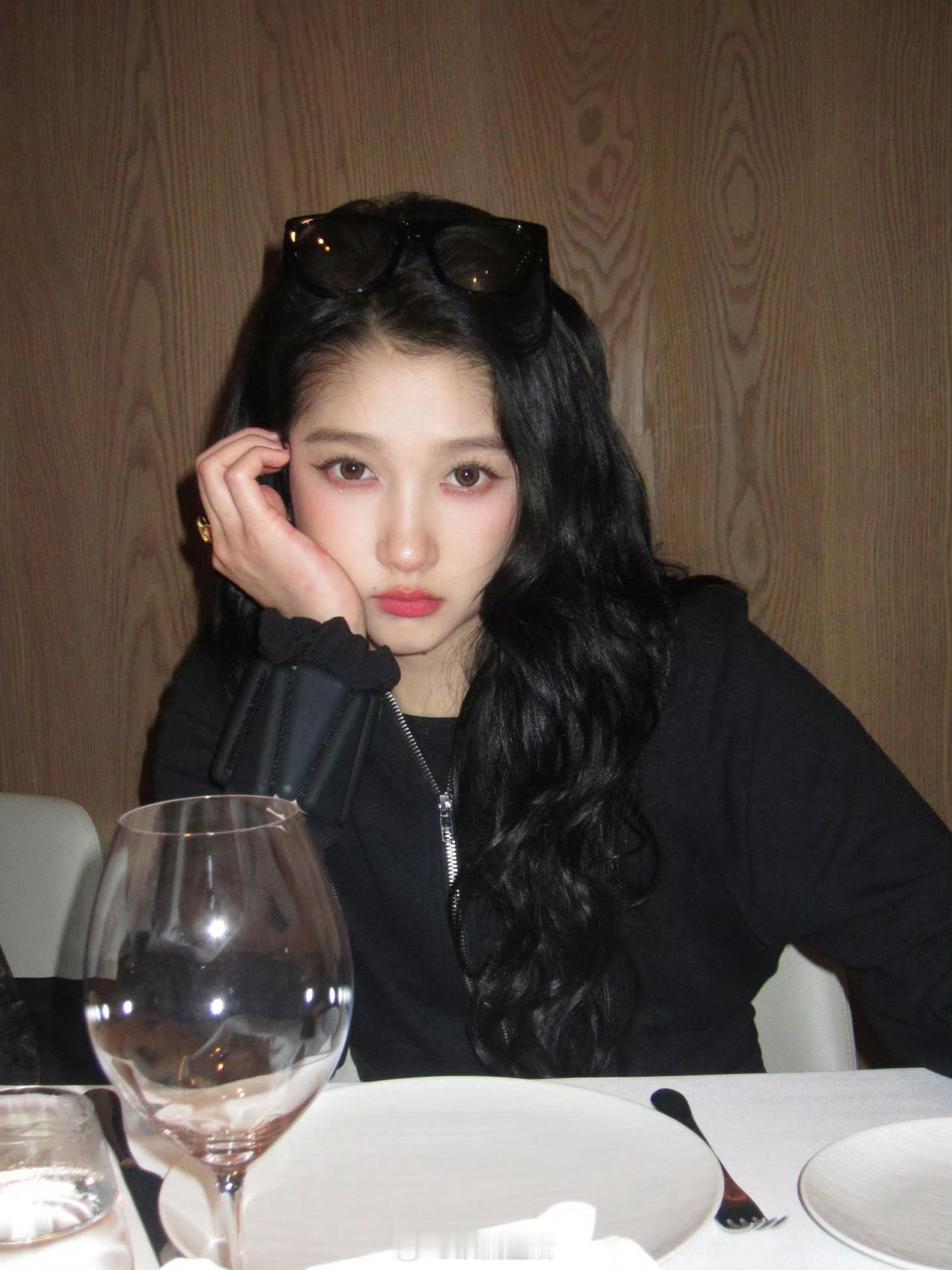 纯黑look的关晓彤自拍又美又酷的。