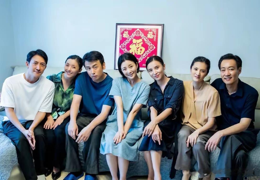这是多年前的一张老照片，7位明星相聚在一起，这里女演员里有宋佳、隋俊波、殷桃，还