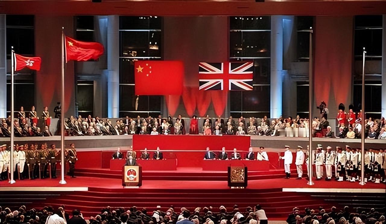 鸦片战争后，西方侵略者用坚船利炮打开了中国的大门，在绝对实力面前，清政府终于肯睁