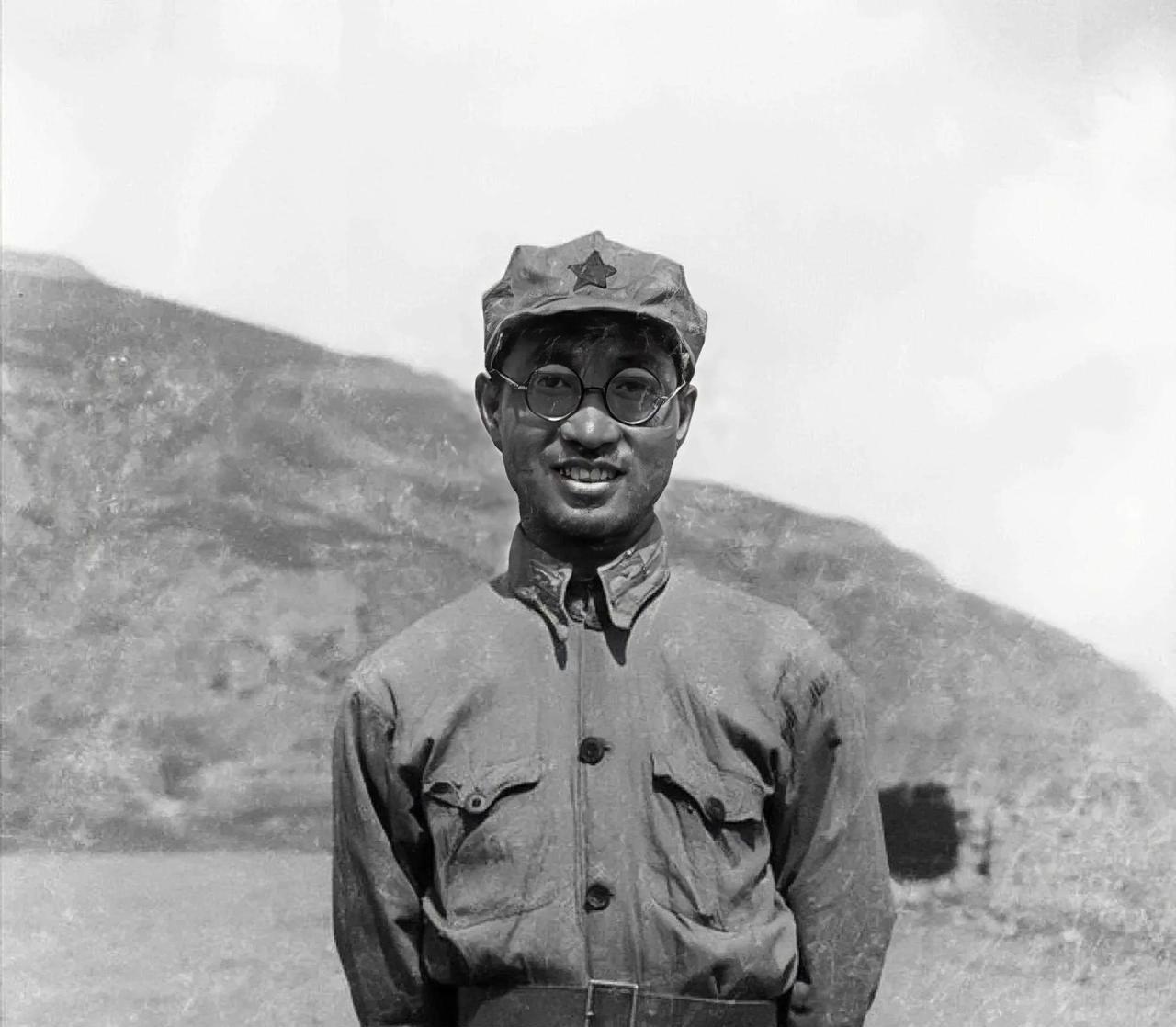 1933年，陈赓因叛徒出卖在上海被捕，随后被押送至南京。由于他在黄埔军校时期的广