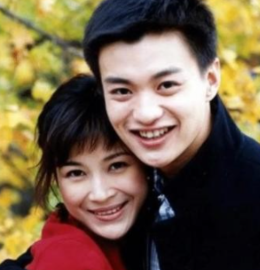 2011年，温州超级富豪周旭辉身家高达50亿，他瞒着已婚妻子，暗中追求“李云龙”