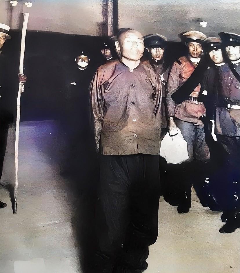 1934年，即将被日伪军处决的，东北民众自卫军司令邓铁梅。此时，他被反绑了双手，