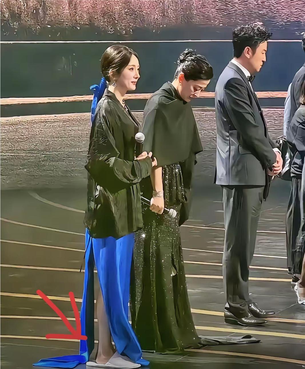 杨幂出席活动居然穿上了居家拖鞋，但不仔细看还真看不出。