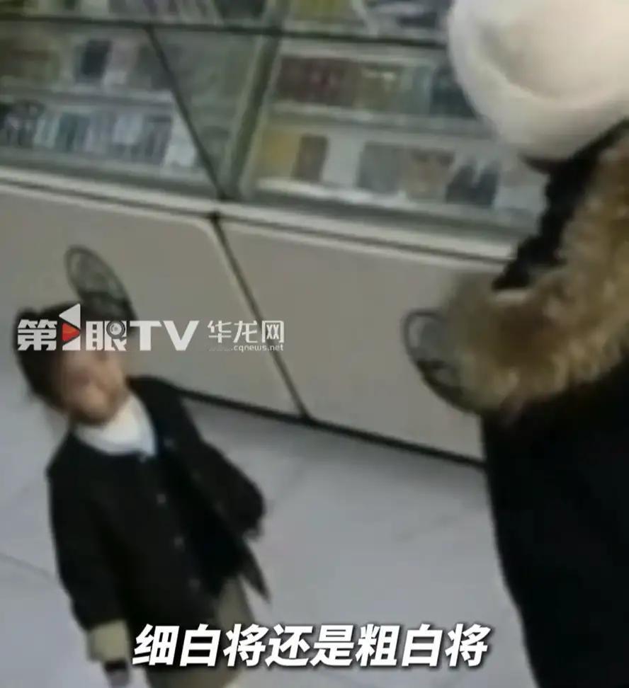 山东济南，女子带着3岁女儿在店里看店，外出买馅饼时，手机却突然收到一条收款信息，