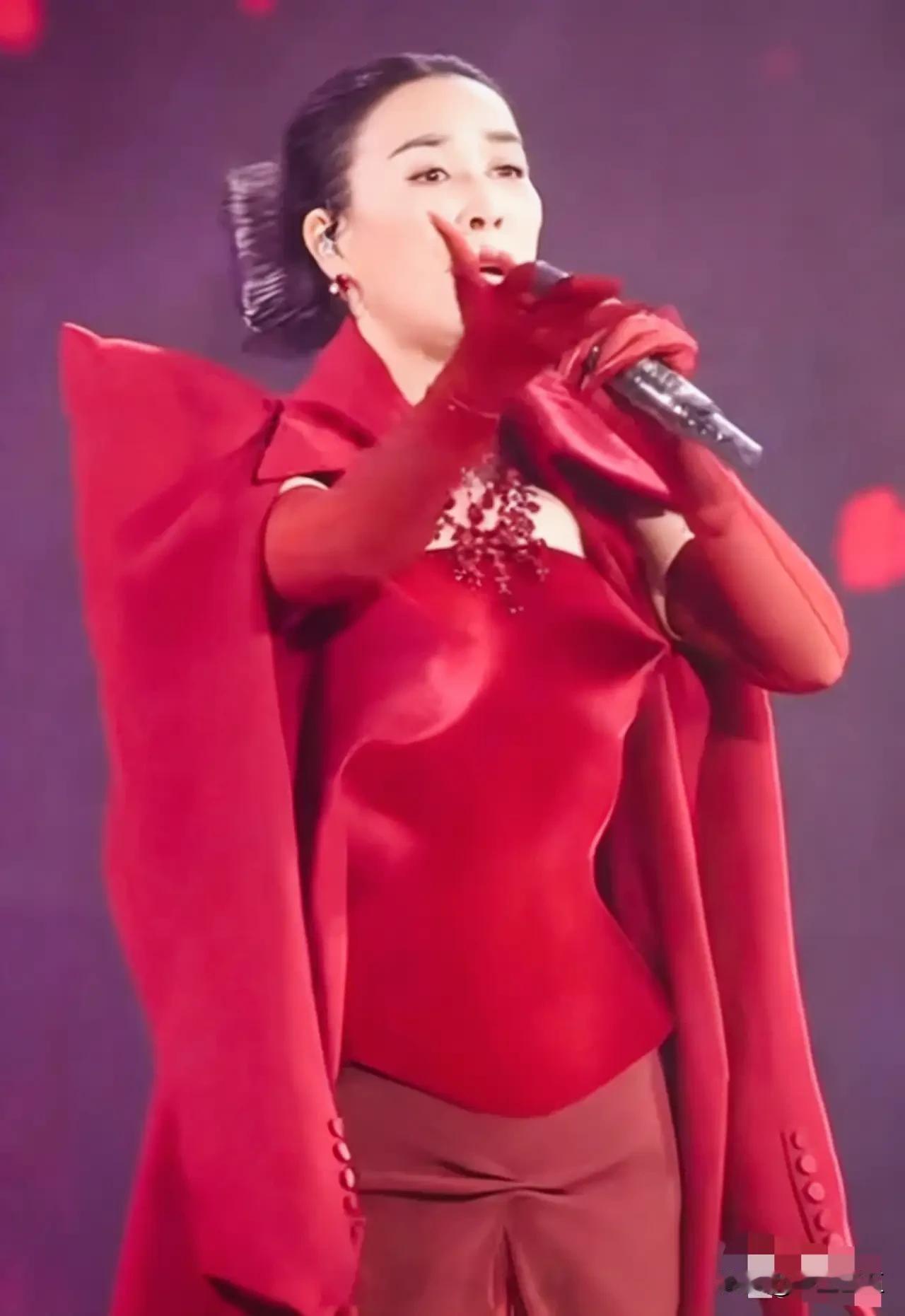 那场令人意外的演唱会，来贺来捧的全是当红或已过气的明星大咖。这是怎么一回事？