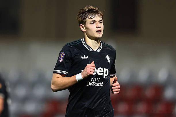 斯基拉：尤文图斯计划在今年夏天季前赛期间将普茨卡提拔到一线队。这位21岁的大奥超