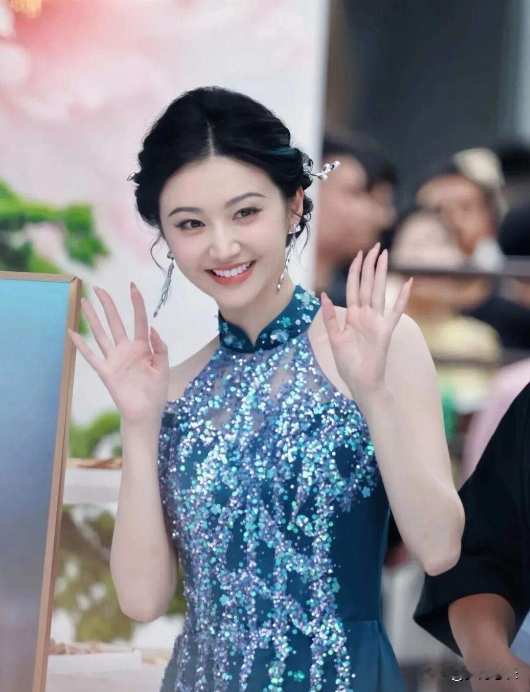 有回聚餐，男同事们聊起景甜，口径竟然出奇一致：没有惊为天人，但就是耐看。