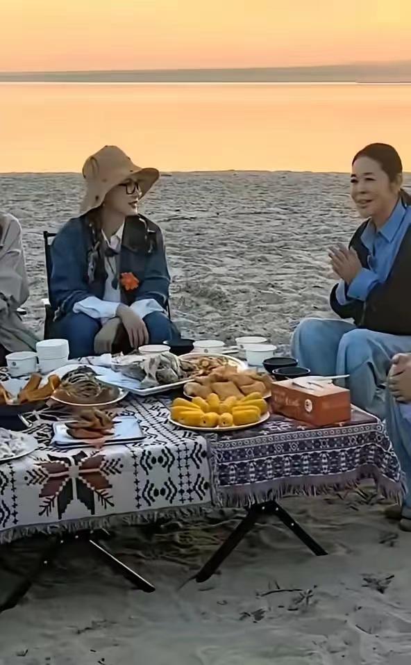 倪萍如今那么高强度的工作，真的让人觉得她很缺钱，或者当下的经济状况不是多好，毕竟