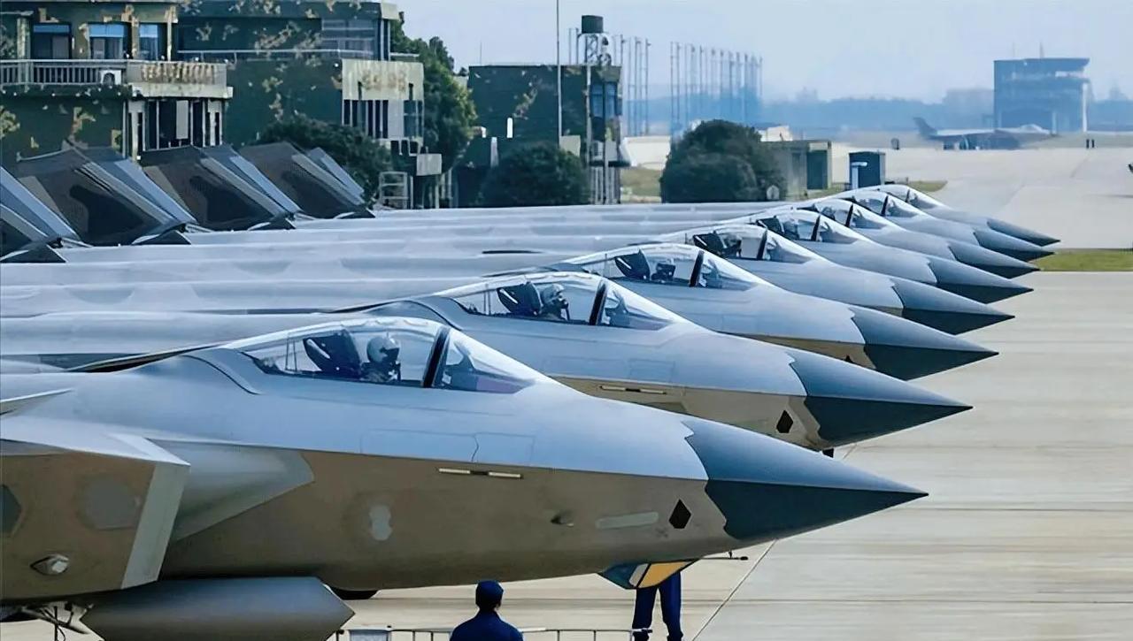 2022年到2025年，日本发布中国空/海军战机数量：歼10：从548架涨到了