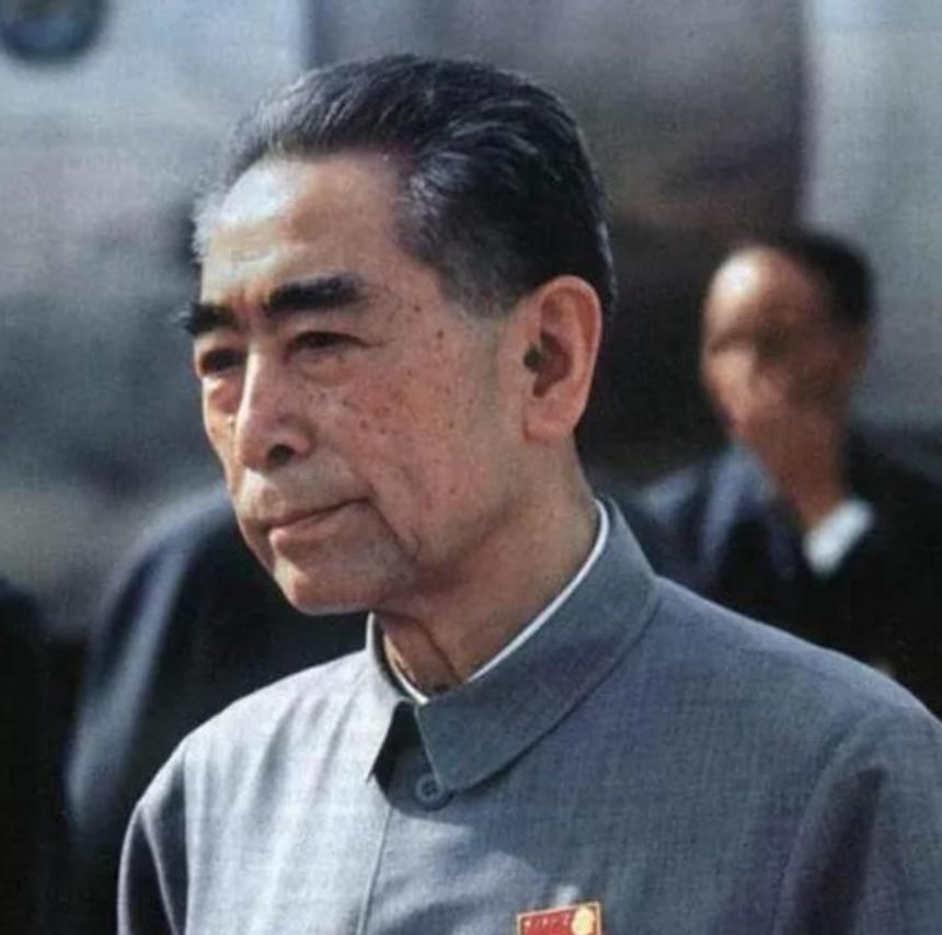 1951年，经毛主席批准，周恩来到大连休养。考虑到总理外出容易被群众认出，工作