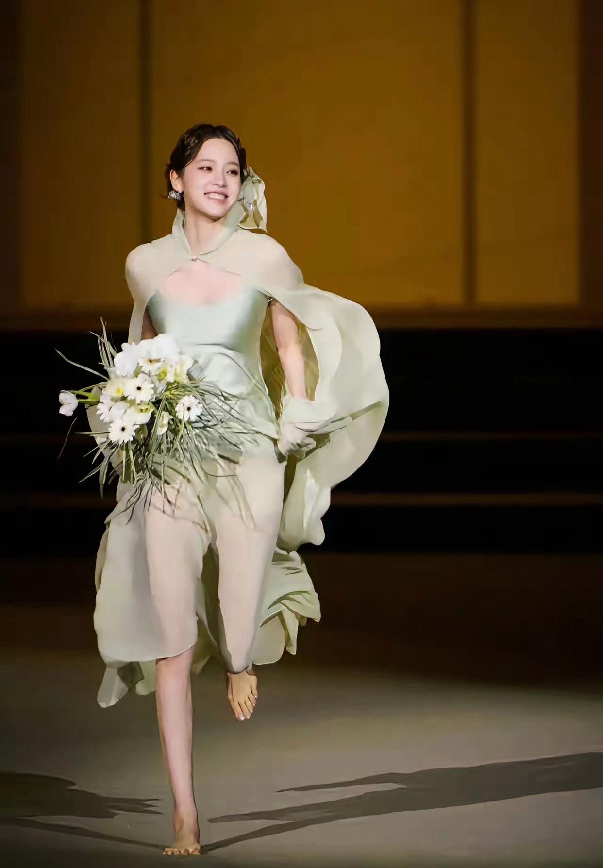 谁说欧阳娜娜没演技的，这次她光脚走Vogue红毯宛如落入凡间的精灵，这简直是她演