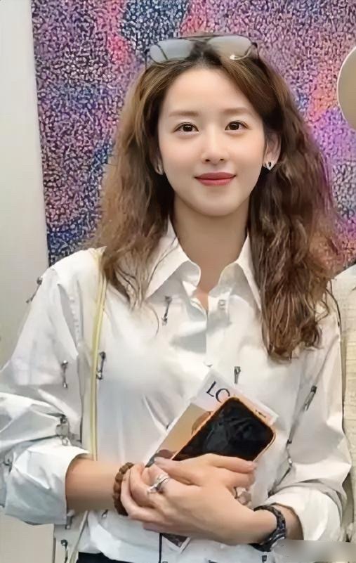 烫了头发的章泽天，多了别样的魅力！记得她一直是黑长直的女大风格，现在终于有点改变