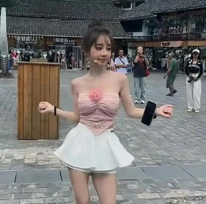 以前的网红一姐冯提莫怎么变成这样了？​