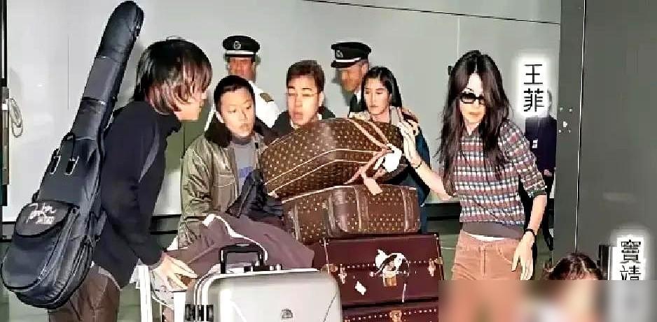 20万的爱马仕装薯片，王菲23年前就这么干了。当年是她和谢霆锋在机场被拍，旁
